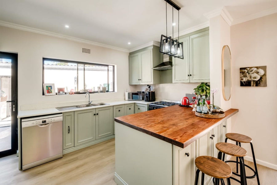 4 Bedroom Property for Sale in Kirstenhof Western Cape